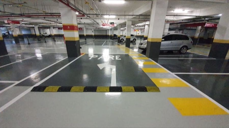 Piso epóxi aplicado para garagem e estacionamento