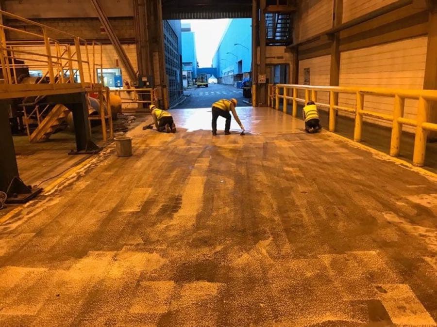 Equipe própria da Albacor aplicando piso industrial em campo